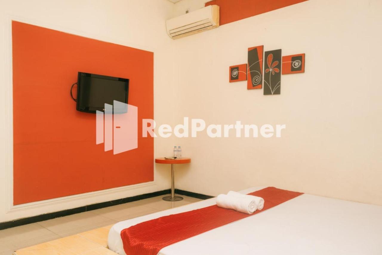 Hotel Pits Mitra Reddoorz Near Atom Mall Surabaya
