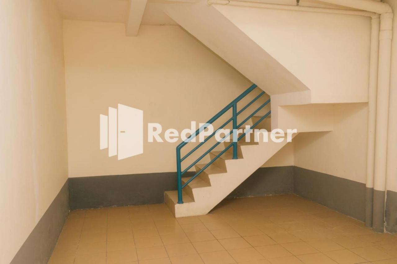 Pits Mitra Reddoorz Near Atom Mall Surabaya