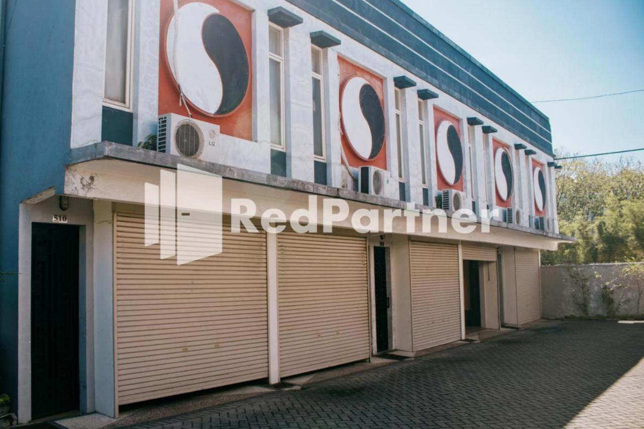 Hotel Pits Mitra Reddoorz Near Atom Mall Surabaya
